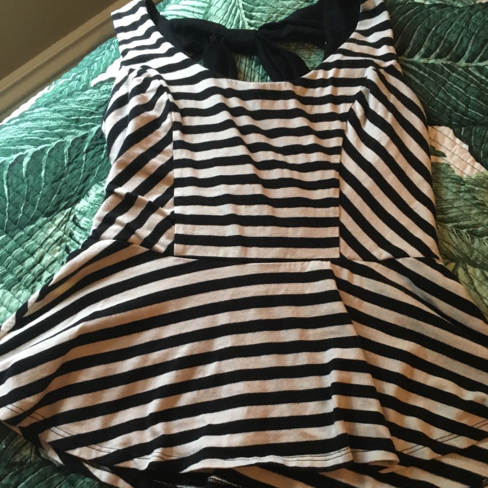 MONTEAU BLK/WHT PEPLUM TOP SZ M